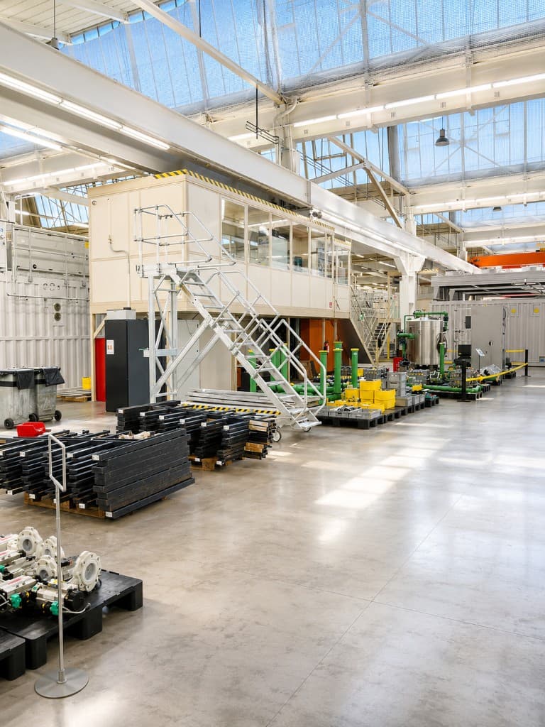 Mobile Treppe in der Produktionshalle